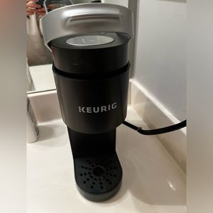 Keurig machine less than 3 months old! Including variety kpods for free!